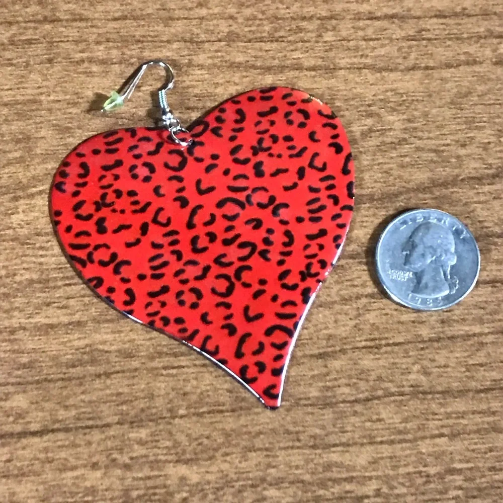 ☀️WEEKEND SALE☀️ ☀️Red leopard print heart earrings - Picture 2 of 4